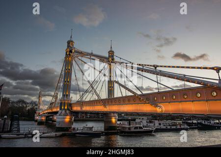 Albert Bridge, London die Albert Bridge ist eine Straßenbrücke über den Tideway der Themse, die Chelsea im Zentrum Londons am linken Ufer des Nordens verbindet Stockfoto