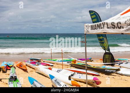 Sydney, Australien. 22nd Januar 2022. Manly Beach in Sydney veranstaltet einen Ozeankajak-Rennkarneval mit Surf-Leben, das Clubteams bei einer Reihe von Karnevalsrennen in Sydney, Australien, erwartet. Credit Martin Berry@alamy Live Nachrichten. Quelle: martin Berry/Alamy Live News Stockfoto