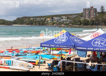 Sydney, Australien. 22nd Januar 2022. Manly Beach in Sydney veranstaltet einen Ozeankajak-Rennkarneval mit Surf-Leben, das Clubteams bei einer Reihe von Karnevalsrennen in Sydney, Australien, erwartet. Credit Martin Berry@alamy Live Nachrichten. Quelle: martin Berry/Alamy Live News Stockfoto