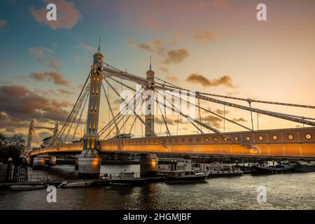 Albert Bridge, London die Albert Bridge ist eine Straßenbrücke über den Tideway der Themse, die Chelsea im Zentrum Londons am linken Ufer des Nordens verbindet Stockfoto