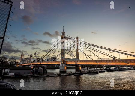 Albert Bridge, London die Albert Bridge ist eine Straßenbrücke über den Tideway der Themse, die Chelsea im Zentrum Londons am linken Ufer des Nordens verbindet Stockfoto