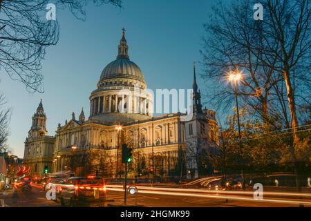 St Paul's Cathedral ist eine anglikanische Kathedrale in London. Als Sitz des Bischofs von London dient die Kathedrale als Mutterkirche der Diözese Stockfoto