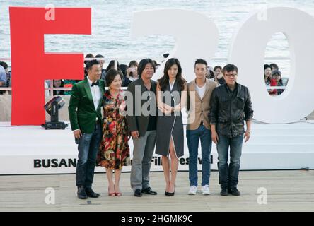 7. Oktober 2012 - Busan, Südkorea : (Von links) der Schauspieler Simon Yam, die Schauspielerin Kim Hye Sook, der Schauspieler Kim Yoon Suk, die Schauspielerin Jun Ji Hyun, Derek Tsang und der Regisseur Choi Dong Hun besuchen ihren Film „The Tieves“ Open Stage Event während des 17th Busan International Film Festival Open Talk im BIFF Village in Haeundae Sea Shore. (Ryu Seung-il/Polaris) Stockfoto