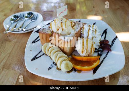 Honey Toast köstliches Dessert mit Schlagsahne, Honig und Banane, serviert mit Vanilleeis. Stockfoto