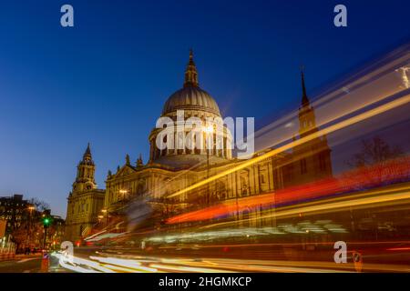 St Paul's Cathedral ist eine anglikanische Kathedrale in London. Als Sitz des Bischofs von London dient die Kathedrale als Mutterkirche der Diözese Stockfoto