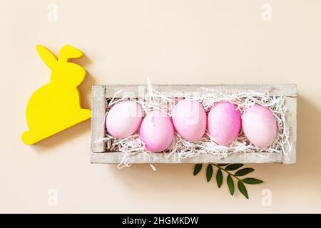 Das Minimalkonzept von Ostern. Ostereier bemalt rosa Eier auf trendigen Pastell Hintergrund. Draufsicht flach liegend. Speicherplatz kopieren. Stockfoto