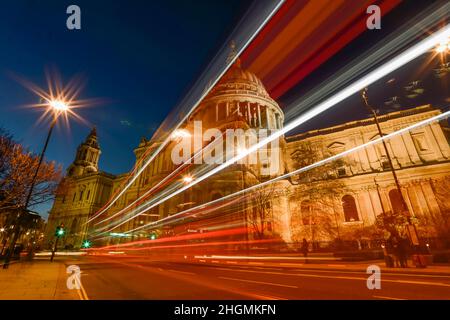 St Paul's Cathedral ist eine anglikanische Kathedrale in London. Als Sitz des Bischofs von London dient die Kathedrale als Mutterkirche der Diözese Stockfoto