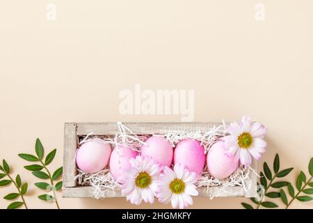 Das Minimalkonzept von Ostern. Ostereier bemalt rosa Eier auf trendigen Pastell Hintergrund. Draufsicht flach liegend. Stockfoto