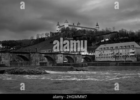 Festung Marienberg und Alte Mainbrücke Stadtbild in Würzburg, Deutschland in Schwarzweiß Stockfoto