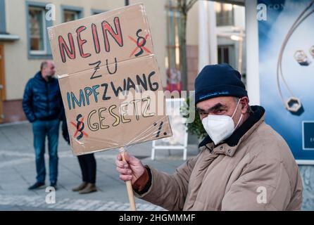 Amstetten, Österreich - Januar 15 2022: Protestierende Holding unterschreiben bei Demonstration oder Protest der MFG Menschen Freiheit Grundrechte Partei gegen Pflicht Stockfoto