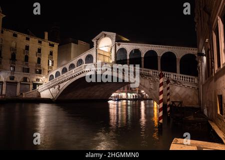 Rialtobrücke oder Ponte die Rialto in Venedig, Italien, nachts beleuchtet Stockfoto