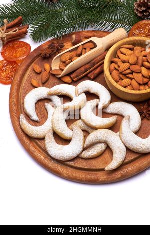 Deutsche oder österreichische Vanillekipferl Vanille kipferl Kekse und Mandelnüsse auf Holzbrett Stockfoto