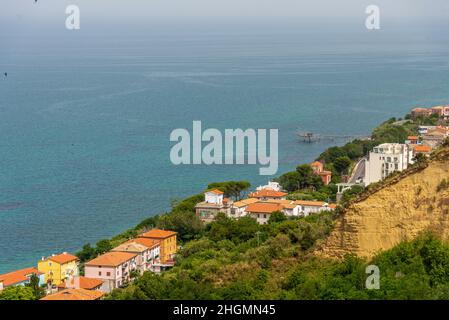 Juni 2021, San Vito Chietino, Italien. Panorama unter der Stadt Stockfoto