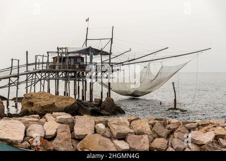 Juni 2021, Abruzzen, Italien. Trabocchi Küste. Blick auf den Trabocco Punta Tufano. Alte Fischmaschine Stockfoto