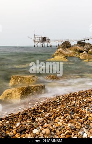 Juni 2021, San Vito Chietino, Abruzzen, Italien. Trabocchi Küste. Blick auf den Turchino Trabocco. Alte Fischmaschine Stockfoto