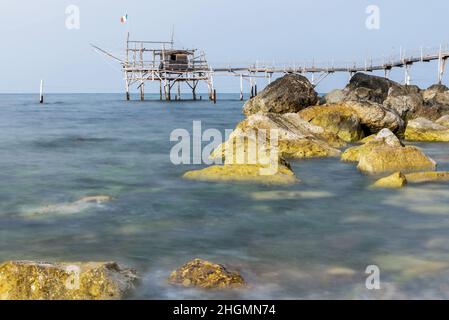 Juni 2021, San Vito Chietino, Abruzzen, Italien. Trabocchi Küste. Blick auf den Turchino Trabocco. Alte Fischmaschine Stockfoto