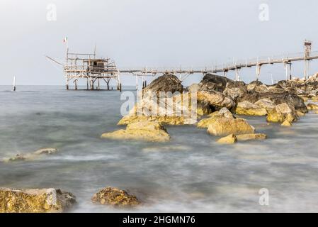 Juni 2021, San Vito Chietino, Abruzzen, Italien. Trabocchi Küste. Blick auf den Turchino Trabocco. Alte Fischmaschine Stockfoto