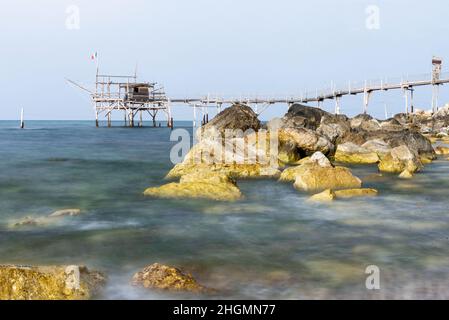 Juni 2021, San Vito Chietino, Abruzzen, Italien. Trabocchi Küste. Blick auf den Turchino Trabocco. Alte Fischmaschine Stockfoto