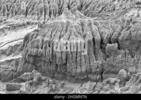 Erodierte, gealterte Sandstoen-Lunette-Formation in den Wänden chinas Naturwunder im Lake Mungo National Park von Australien - schwarz-weißer Kontrast. Stockfoto