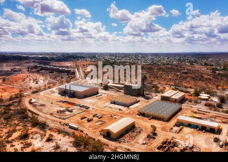 Tagebau-Mineralien und Metallerz Junction Mine in Broken Hill Silver City - Höhenflug Stadtbild. Stockfoto