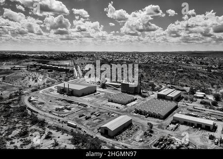 Graustufenlandschaft mit Tagebau-Mineralien und Metallerz Junction Mine in Broken Hill Silver City - Luftaufnahme. Stockfoto