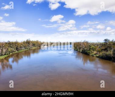 Breiter, mächtiger Murray River auf australischen Ebenen in Riverina - Luftlandschaftssicht entlang des Flusses. Stockfoto