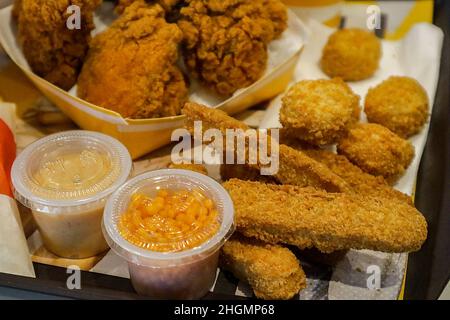 Nuggets gemischt und mit gebratenem Huhn abgestimmt Stockfoto