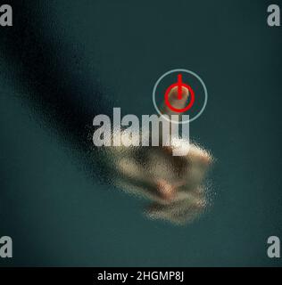 Die Hand der Geschäftsfrau drückt den Knopf Stockfoto