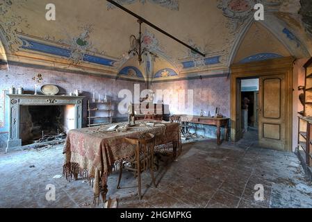 September 2020. Italien. Wohnzimmer noch in einem verlassenen Haus eingerichtet. Urbex in Italien. Stockfoto