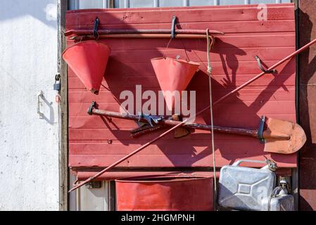 Brandbekämpfung und Ausrüstung hängen an der Sicherheitswand der Feuerwehr. Stockfoto