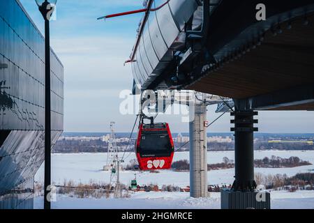 Nischni Nowgorod, Russland. 03. Januar 2022. Seilbahn zwischen Nischni Nowgorod und Bor. Die Seilbahnkabine am Bahnhof. Überquerung der Wolga Stockfoto