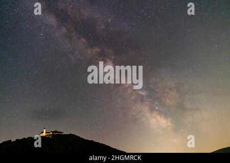 Deutschland, Millionen von Sternen der Milchstraße Galaxie Kern bei Nacht über Burg teck Ruinen auf der schwäbischen alb im Sommer Stockfoto