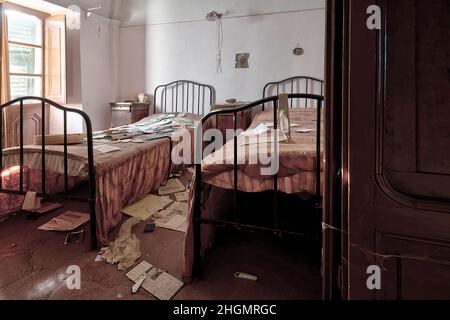 November 2020, Italien. Antikes schmiedeeisernes Bett in einem Schlafzimmer eines verlassenen Hauses in Norditalien. Urbex in Italien Stockfoto