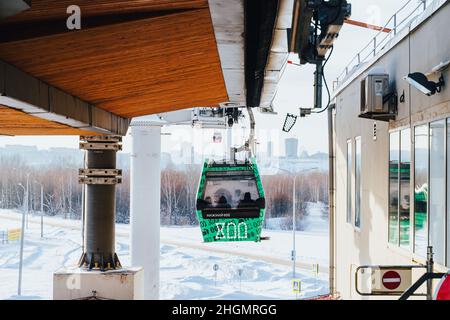 Nischni Nowgorod, Russland. 03. Januar 2022. Seilbahn zwischen Nischni Nowgorod und Bor. Die Seilbahnkabine am Bahnhof. Überquerung der Wolga Stockfoto