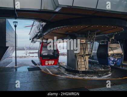 Nischni Nowgorod, Russland. 03. Januar 2022. Seilbahn zwischen Nischni Nowgorod und Bor. Die Seilbahnkabine am Bahnhof. Überquerung der Wolga Stockfoto