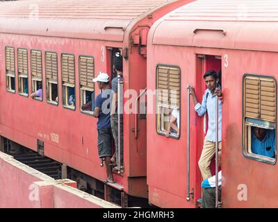 3rd-Klasse Waggons am Bahnhof Kollupitiya in Colombo, Sri Lanka. Der Bahnhof ist einer der verkehrsreichsten Bahnhöfe an der Coastal r Stockfoto