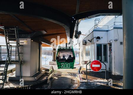 Nischni Nowgorod, Russland. 03. Januar 2022. Seilbahn zwischen Nischni Nowgorod und Bor. Die Seilbahnkabine am Bahnhof. Überquerung der Wolga Stockfoto