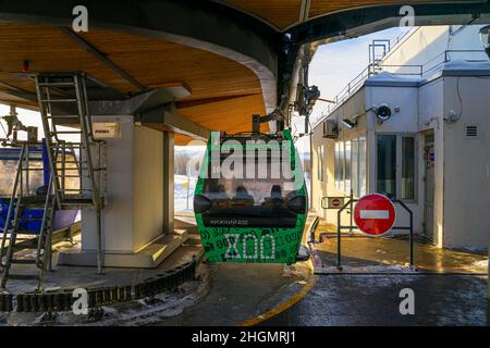 Nischni Nowgorod, Russland. 03. Januar 2022. Seilbahn zwischen Nischni Nowgorod und Bor. Die Seilbahnkabine am Bahnhof. Überquerung der Wolga Stockfoto