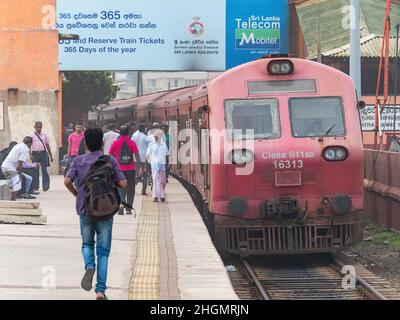 Zug Ankunft Kollupitiya Bahnhof in Colombo, Sri Lanka. Der Bahnhof ist einer der verkehrsreichsten Bahnhöfe der Küstenbahnlinie si Stockfoto