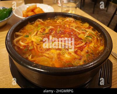 Gukbap, ein koreanisches Gericht, das aus gekochtem Reis in eine heiße Suppe oder kochendem gekochtem Reis in einer Suppe zubereitet wird. Stockfoto