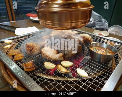 Samgyeopsal, gegrillter Schweinebauch in koreanischer Küche. Gegrillte Schweineschinde und Knoblauch. Stockfoto