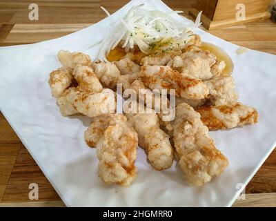 Tangsuyuk, ein koreanisch-chinesisches gebratenes Fleischgericht mit süßer und saurer Sauce. Stockfoto