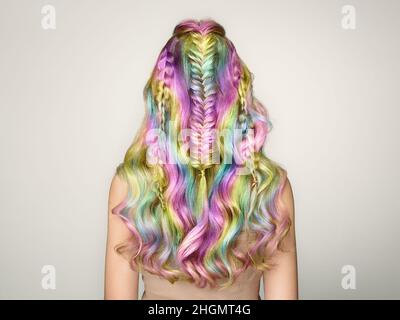 Beauty Fashion Model Mädchen mit bunt gefärbten Haaren. Mädchen mit perfekter Frisur. Modell mit perfekt romantisch gefärbten Haaren. Rainbow Frisuren Stockfoto