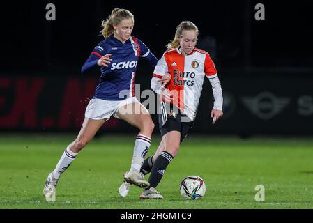 Rotterdam, Niederlande. 21st Januar 2022. ROTTERDAM, NIEDERLANDE - 21. JANUAR: Veerle van der Most von VV Alkmaar und Manique de Vette von Feyenoord während des Womans Pure Energie Eredivisie-Matches zwischen Feyenoord und Vv Alkmaar im Sportpark Varkenoord am 21. Januar 2022 in Rotterdam, Niederlande (Foto: Herman Dingler/Orange Picles) Quelle: Orange Pics BV/Alamy Live News Stockfoto