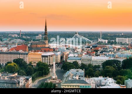 Riga, Lettland. Stadtbild. Draufsicht auf die St. Peter-Kirche, den Boulevard der Freiheit, das Freiheitsdenkmal und die Lettische Nationalbibliothek. Luftaufnahme Der Wahrzeichen Stockfoto