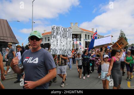 Christchurch, Neuseeland. 22nd Januar 2022. Die Demonstranten marschieren mit Plakaten, Transparenten und Fahnen während des Antivax-Protests in Merivale. Im wohlhabenden Vorort Merivale gehen Demonstranten auf die Straße, um gegen die obligatorische Impfung von Covid19 zu protestieren. Kredit: SOPA Images Limited/Alamy Live Nachrichten Stockfoto