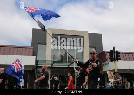 Christchurch, Neuseeland. 22nd Januar 2022. Die Demonstranten marschieren, während sie neuseeländische Flaggen halten, während die Antivax-Proteste in Merivale stattfinden. Im wohlhabenden Vorort Merivale gehen Demonstranten auf die Straße, um gegen die obligatorische Impfung von Covid19 zu protestieren. Kredit: SOPA Images Limited/Alamy Live Nachrichten Stockfoto