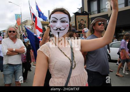 Christchurch, Neuseeland. 22nd Januar 2022. Während des Antivax-Protests in Merivale marschiert ein Protestler, der eine Maske trägt. Im wohlhabenden Vorort Merivale gehen Demonstranten auf die Straße, um gegen die obligatorische Impfung von Covid19 zu protestieren. (Foto von Adam Bradley/SOPA Images/Sipa USA) Quelle: SIPA USA/Alamy Live News Stockfoto