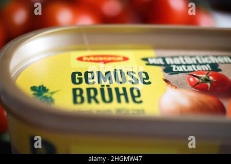 Viersen, Deutschland - 9. Januar .2022: Nahaufnahme der Schachtel mit maggi Gemüsebrühe Gewürzmischung Stockfoto