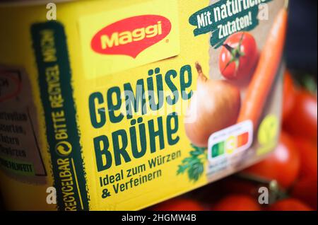 Viersen, Deutschland - 9. Januar .2022: Nahaufnahme der Schachtel mit maggi Gemüsebrühe Gewürzmischung Stockfoto